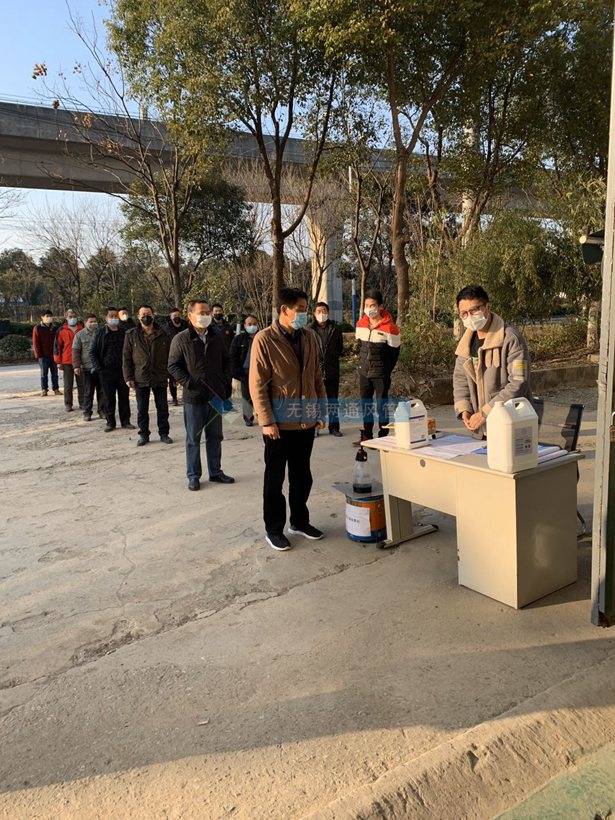兩通公司疫情期間各個(gè)角落進(jìn)行消毒配圖