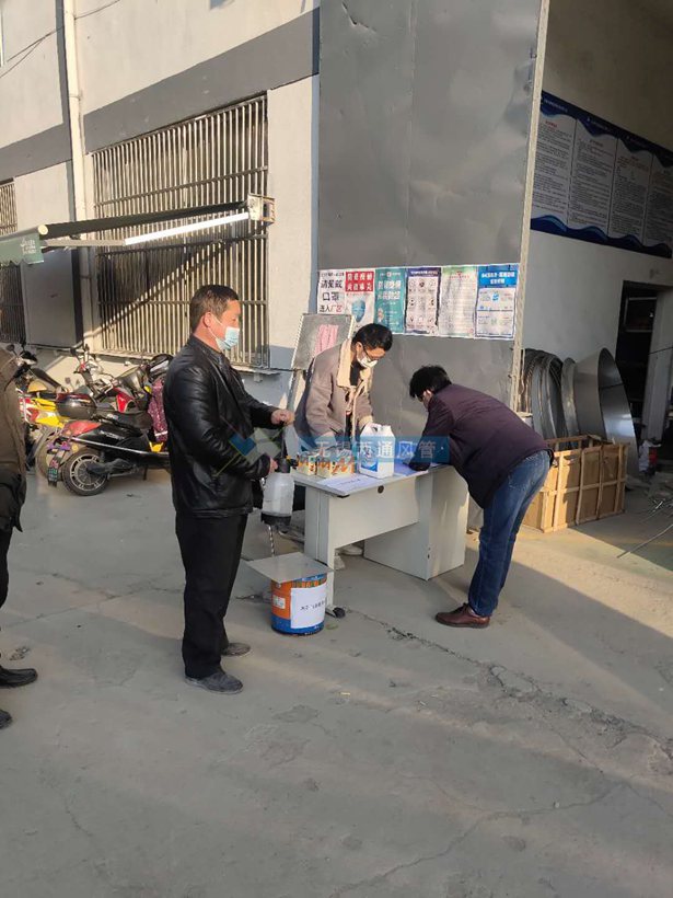 兩通公司疫情期間各個(gè)角落進(jìn)行消毒配圖