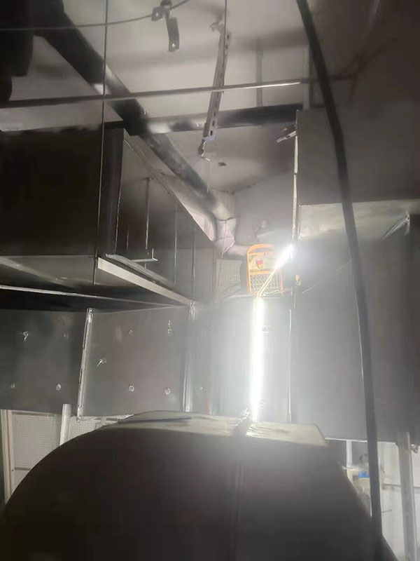 通風(fēng)管道安裝那些事：夜深人靜，總有一些平凡的人在做著不平凡的事情